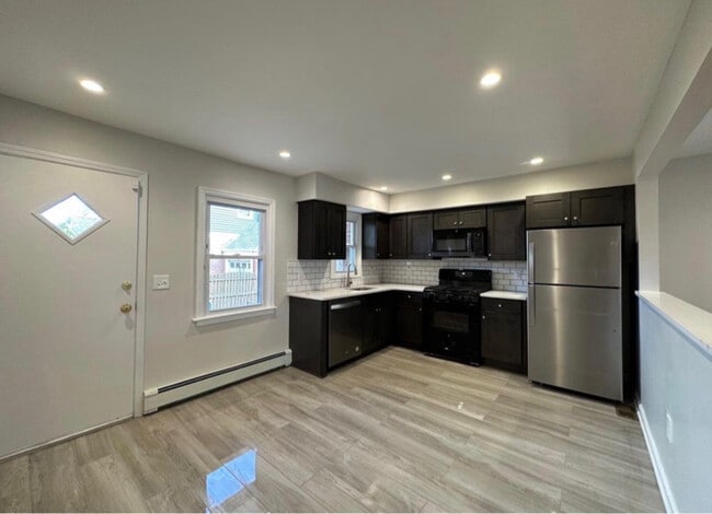 Building Photo - 32 Hazel St