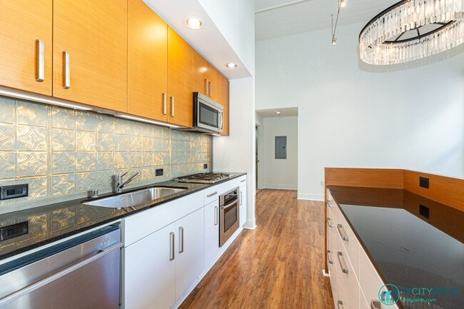 Building Photo - Financial District: 1 bed + Den/Office w/ ...