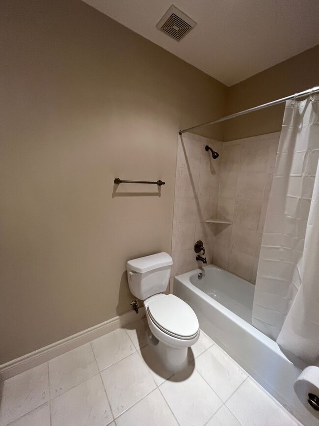 Building Photo - Wonderful 4/3.5 Townhome