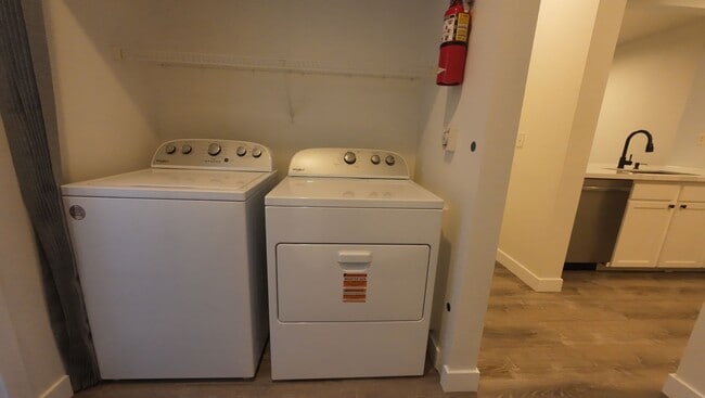 Building Photo - Sunny and Bright 2 Bedroom 1 Bathroom Cond...