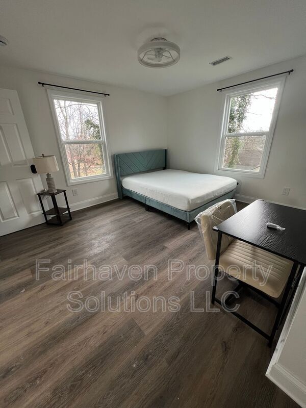 Building Photo - 2827 E 5th Ave