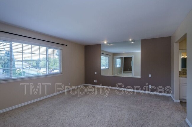 Building Photo - 485 Meadowbrook Dr