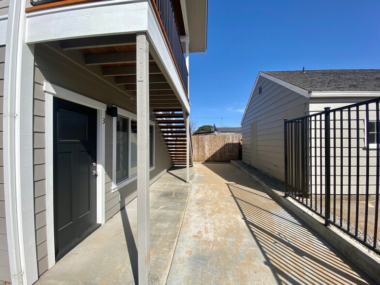 Building Photo - 1318 6th St