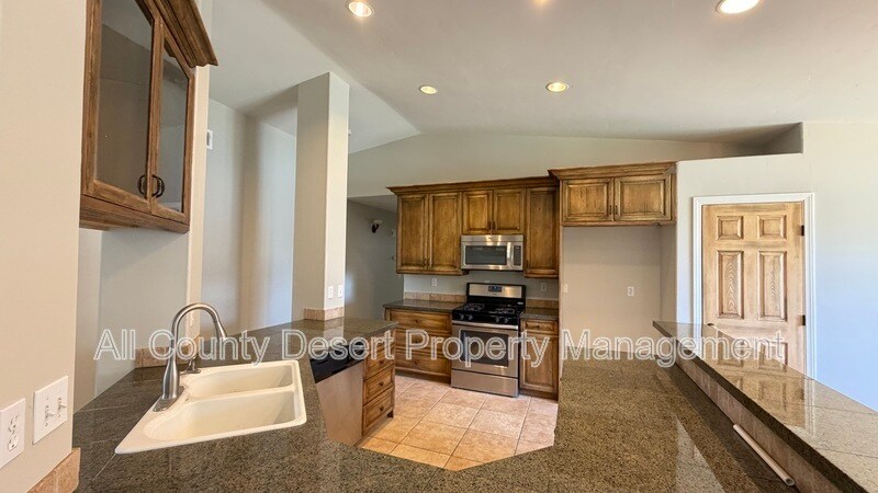 Building Photo - 9751 Palm Dr