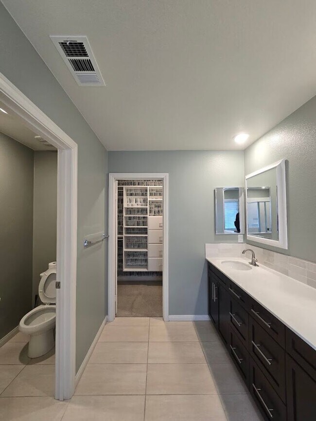 Building Photo - 3-Bedroom Home in Gated Community with Mod...
