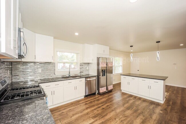 Building Photo - 3702 Chesapeake Way
