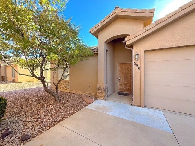 Building Photo - 3 Bed, 2 Bath, 2 Car garage Duplex Unit
