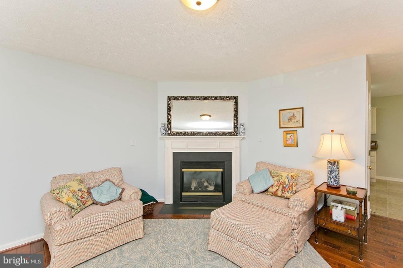 Building Photo - 2079 Honeysuckle Ln