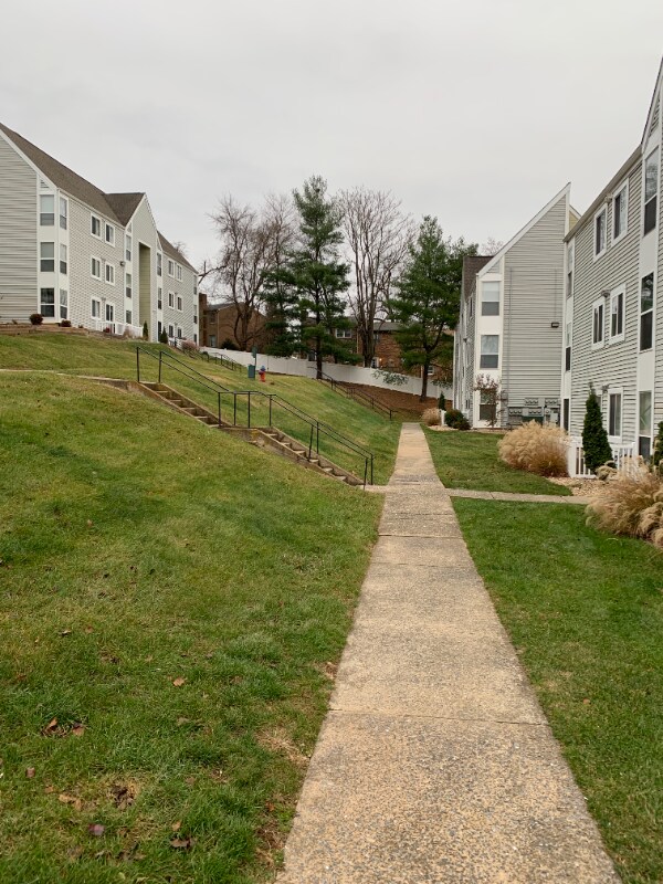 Building Photo - 1390 Hunters Rd