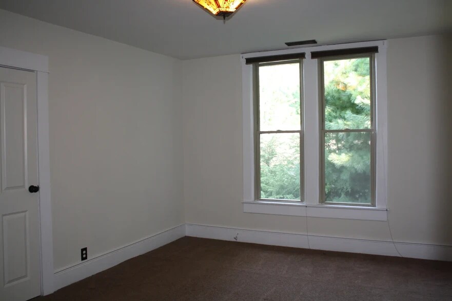 Building Photo - 805 N Lincoln St