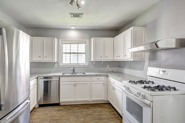 Building Photo - 126 Pamellia Dr