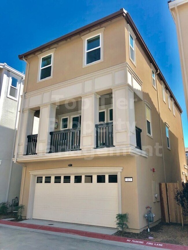 Building Photo - Beautiful tri-level 3 Bd/2.5 Ba, 2000 sf s...