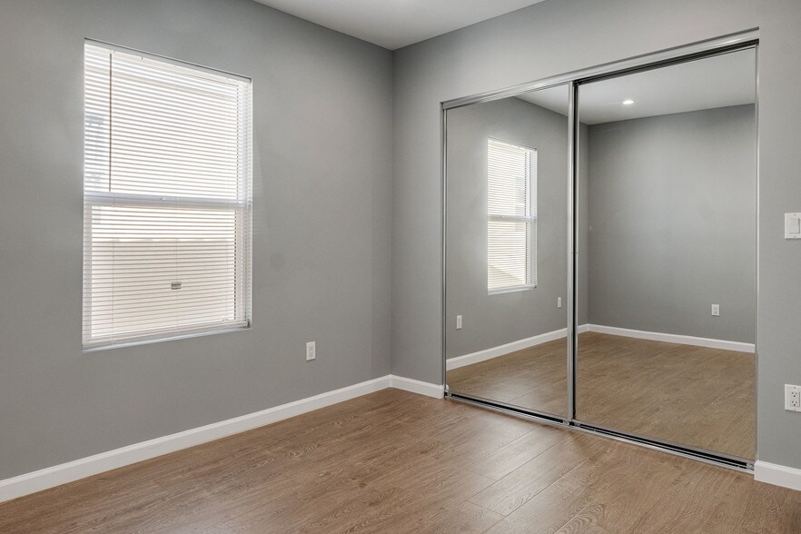 Building Photo - 1238 S Burnside Ave