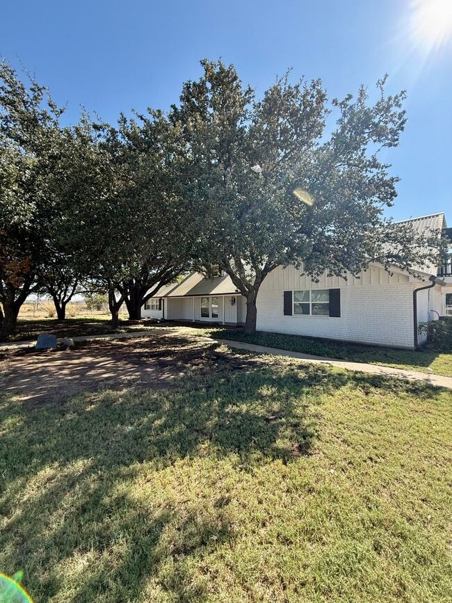 Building Photo - Beautiful modern farmhouse with 5 bedrooms...