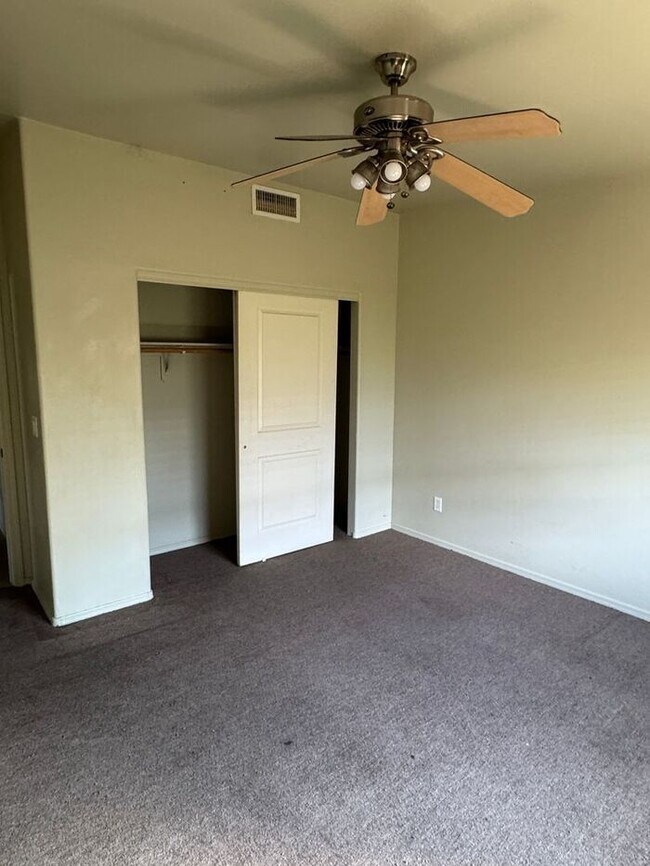 Building Photo - 3 bedroom 2 bath - Available now