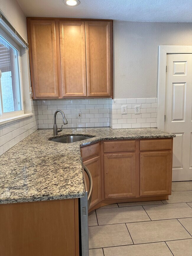 Kitchen-granite counter tops - 3628 Mariposa St