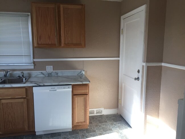 Building Photo - $1000 - 2 Bedroom 1 Bath Duplex - Newly Re...
