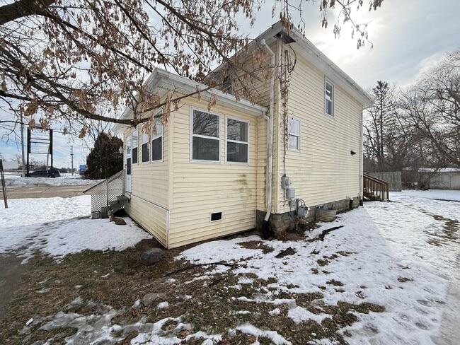 Building Photo - 2026 Renovation – Clean, Updated 2-Bedroom Near Shopping & Highways
