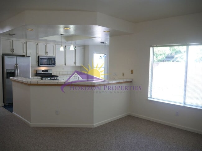 Building Photo - Unique 3 Bed 2.5 Bath 1,971sqft Single Family Home in Sacramento