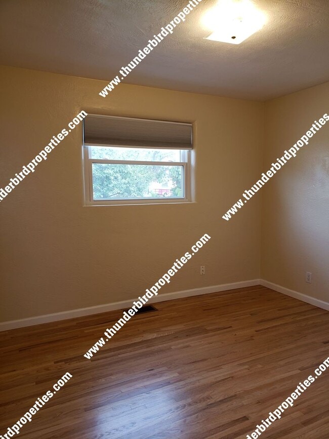 Building Photo - Nice 3 Bedroom, 2 Bathroom, 2 Car Garage and 1,360 Sq Ft. Brick Home in NE Heights.