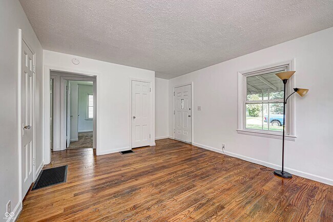 Building Photo - 4924 Rosslyn Ave