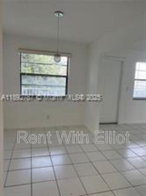 Building Photo - 500 NE 2nd St