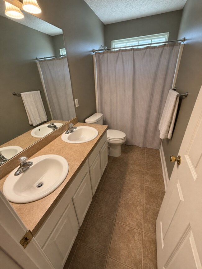 Building Photo - 901 Laurel Hill Cir
