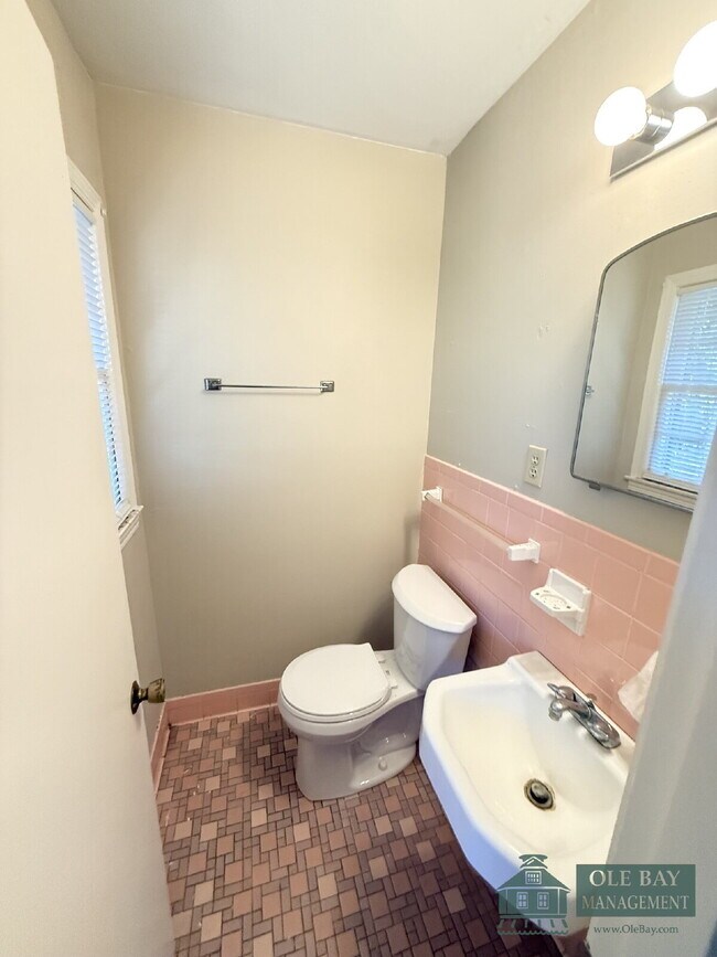 Building Photo - "Charming 3-Bed Oasis with Modern Comforts on Syracuse Street, Mobile!"  All approved application...