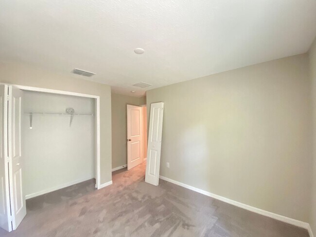 Building Photo - SW location 4/2/2 **WON'T LAST**