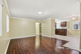 Building Photo - 1614 W 39th Pl