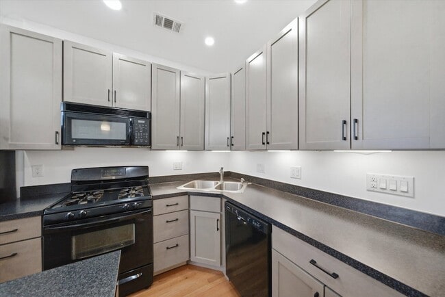 Building Photo - 2908 W Palmer St