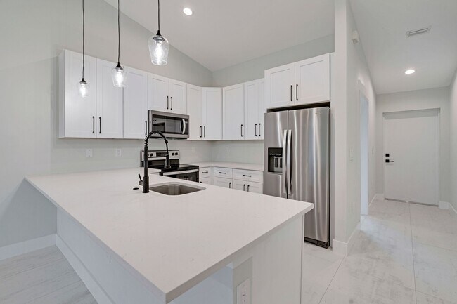 Building Photo - 2023 Duplex All tiled - 3 Bedroom Plus Den/2 Bath & 2 car Garage