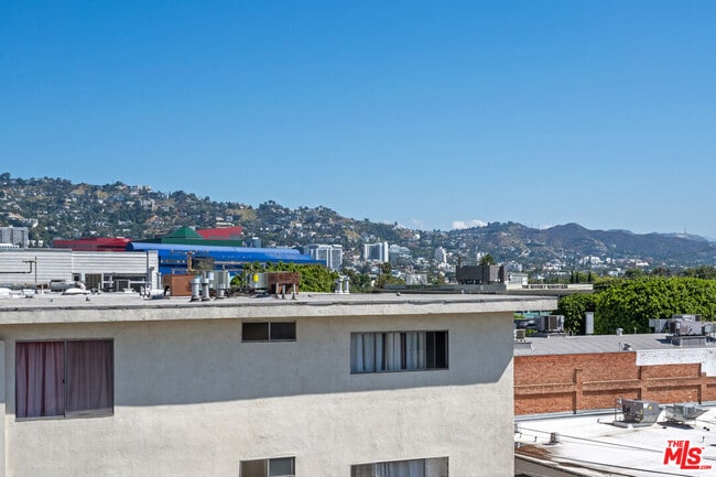 Building Photo - 122 N Clark Dr