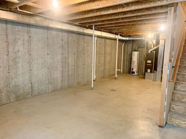 Building Photo - 2 Bedroom 1.5 Bathroom located in the Heights!