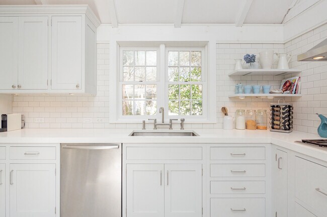 Building Photo - 134 Three Mile Harbor Rd