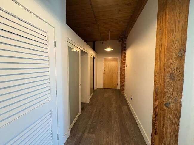 Building Photo - 385 Worthington St