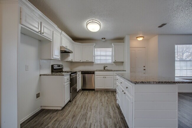 Building Photo - Nicely updated 3/2/2 in Cooper!