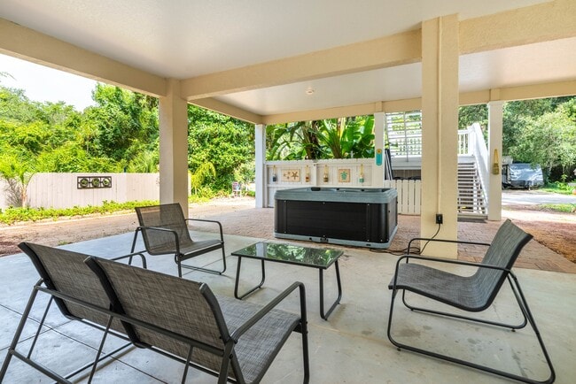 Building Photo - 10 Armand Beach Dr