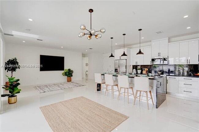 Building Photo - 1805 NW 22nd Ct