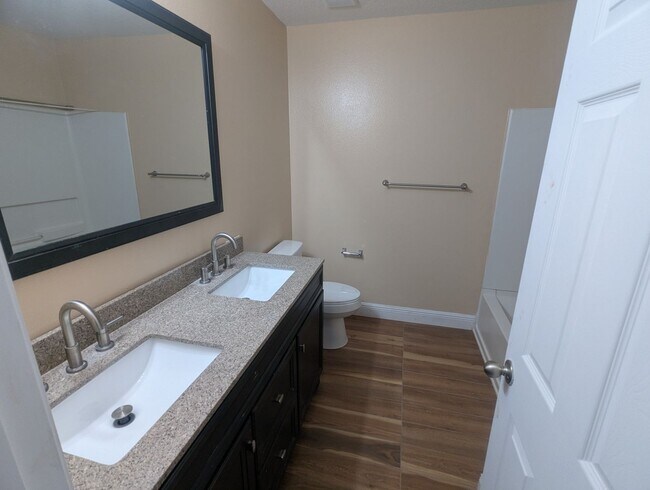 Building Photo - FOR RENT 4 Bedroom 2 1/2  Bath with Den/Office/5th bedroom, Furry  friends Welcome!