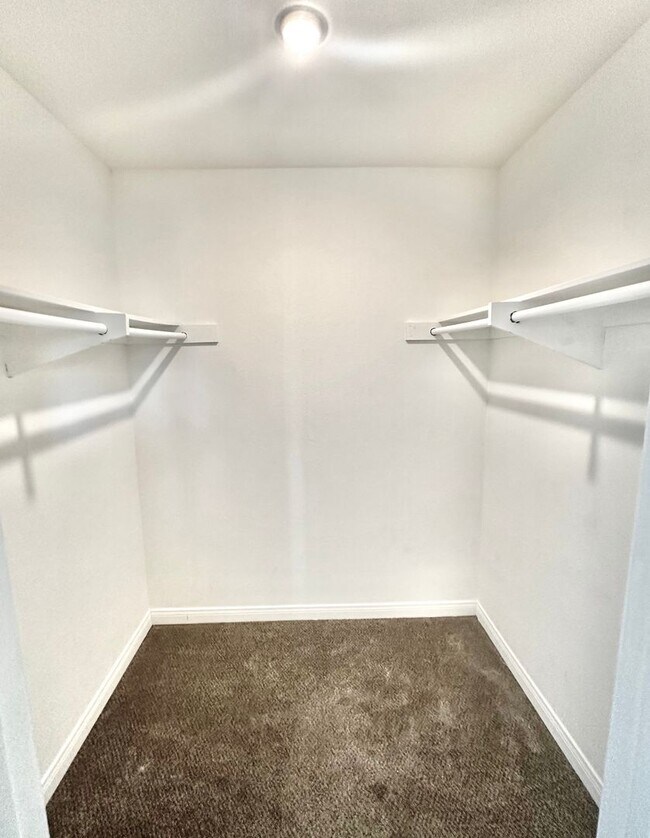 Building Photo - Stunning Townhome In Santee with Modern Fi...