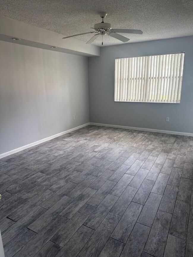 Building Photo - 2/2 Apartment for Rent at Center Gate comm...