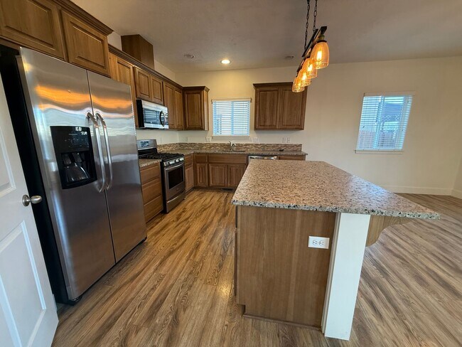 Building Photo - 4 Bed/2.5 Bath Single Family Home in SE Bend