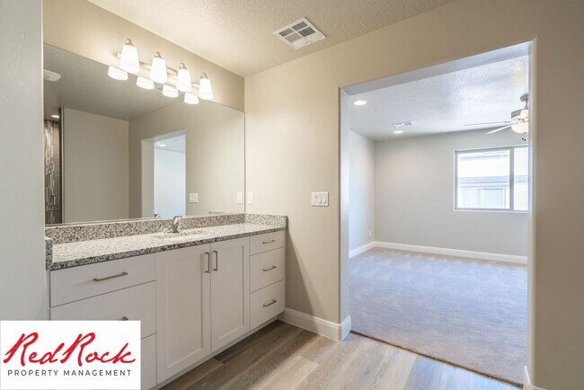 Building Photo - Stunning 4 Bedroom Townhome in Hurricane H...