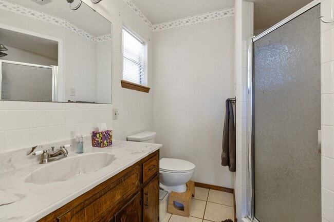 Building Photo - Spacious 3 bedroom 2 bath home with Solar Panels