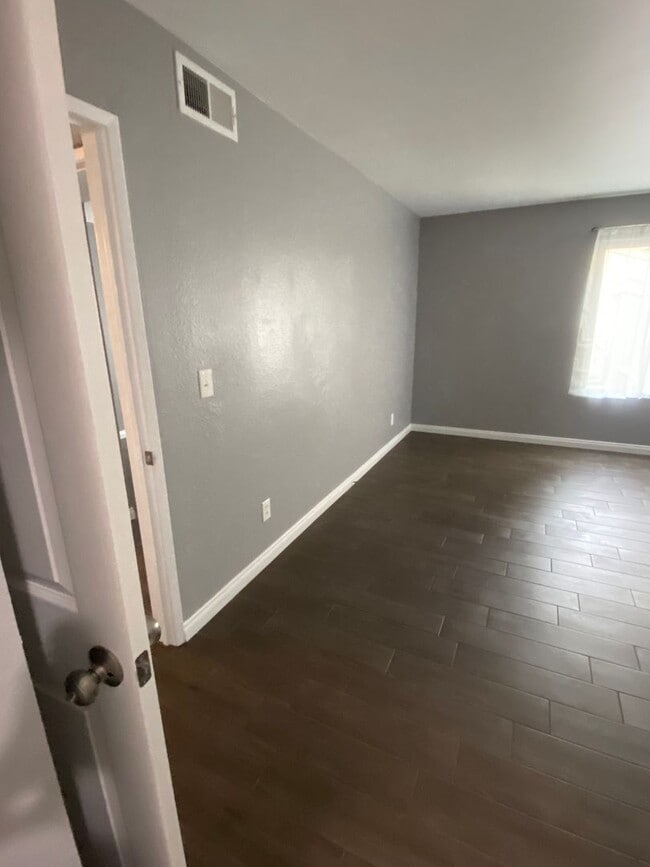 Building Photo - 2BD / 1BA Apartment with AC and parking in Mission Valley!