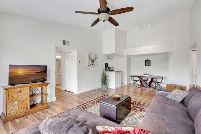 Building Photo - 1400 Crestwood Ct S