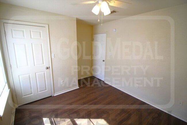 Building Photo - 2807 Leroy Cir