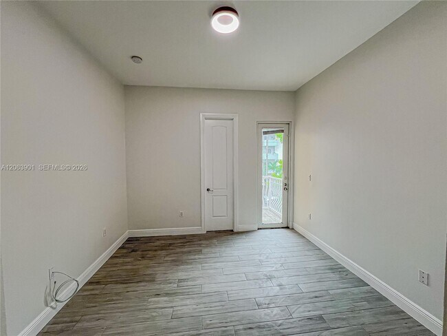 Building Photo - 3850 NE 168th St