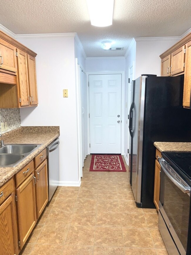 Building Photo - 3 bed 2 bath